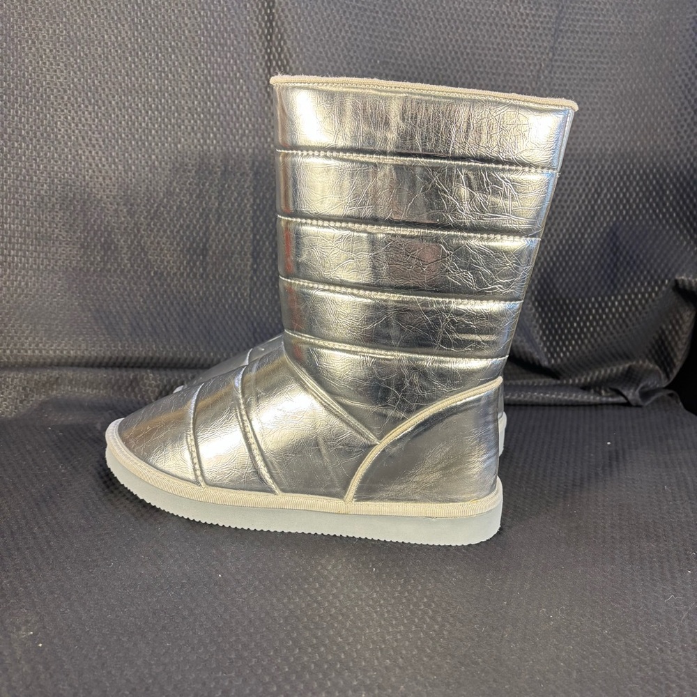 Silver Quilted Metallic Moon Boots NWOT Women’s